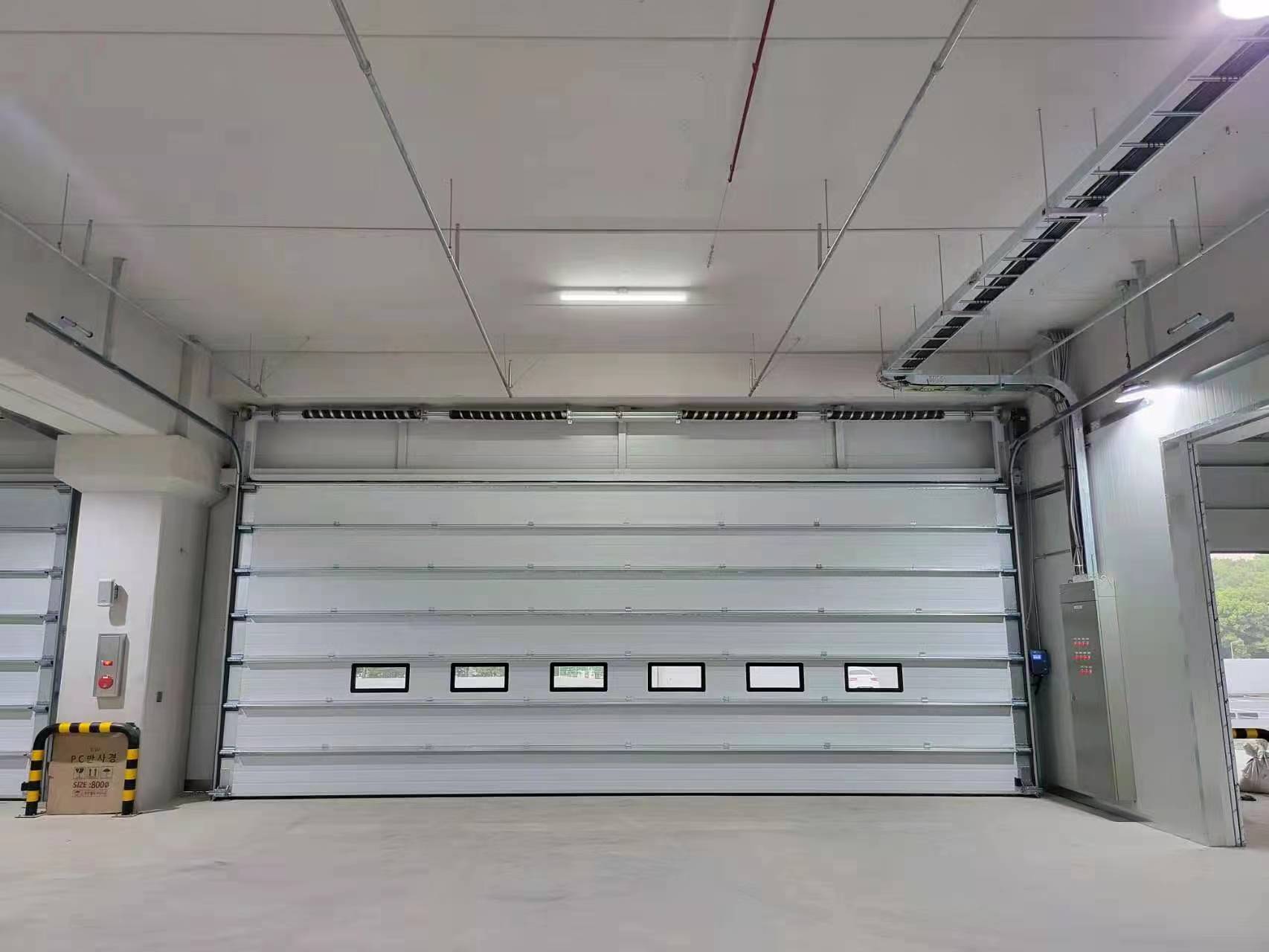 Zakaj lahko sekcijska vrata rešijo več kot le težave z dostopom?